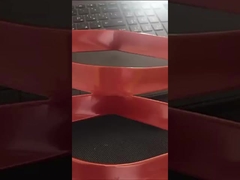 METALLISCHE MESCHEN, die ausgestreckt sind